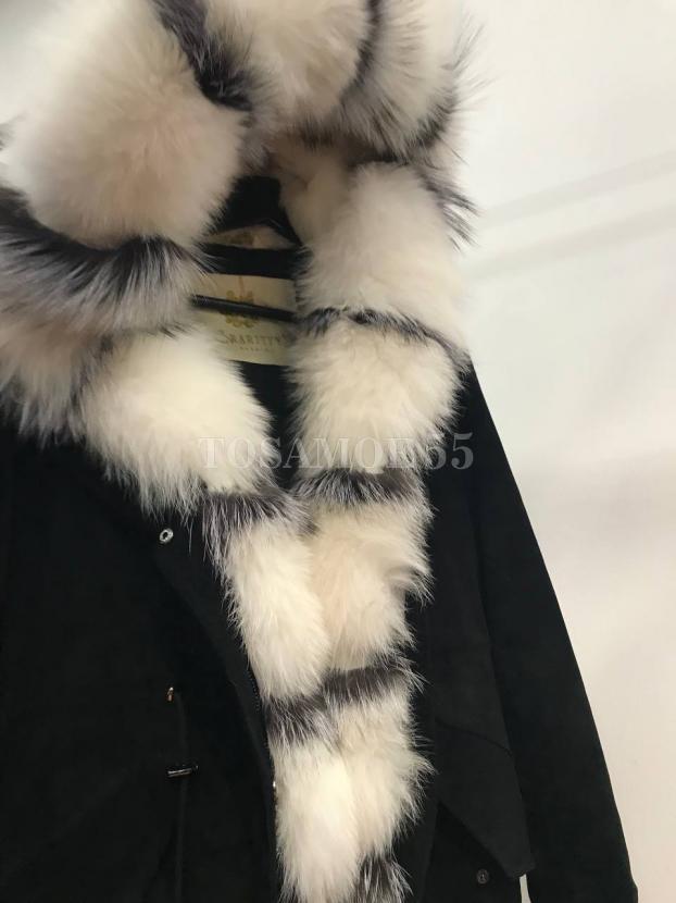 Черная укороченная парка с белым мехом енота фото №2