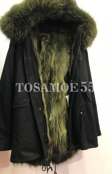 Черная укороченная парка с мехом енота