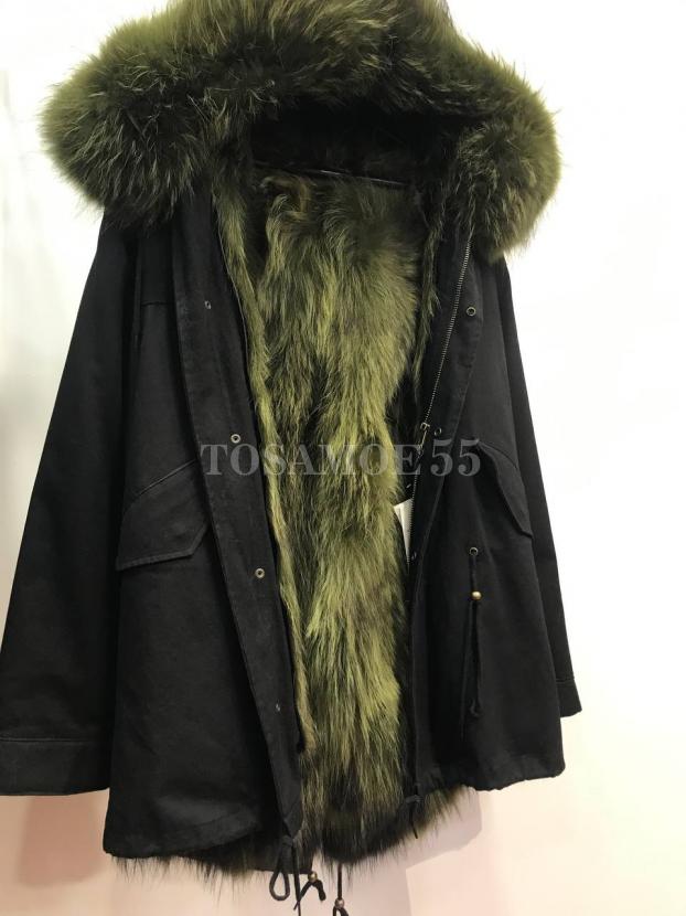 Черная укороченная парка с мехом енота фото №2