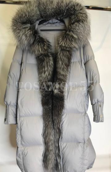 Длинный серый пуховик с чернобуркой