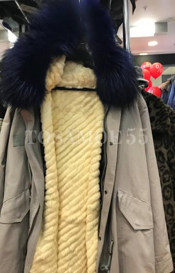 Серая парка с мехом енота