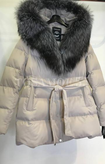 Светло-серый короткий пуховик с чернобуркой